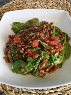 Una foto de Ensalada de lentejas con verduras asadas