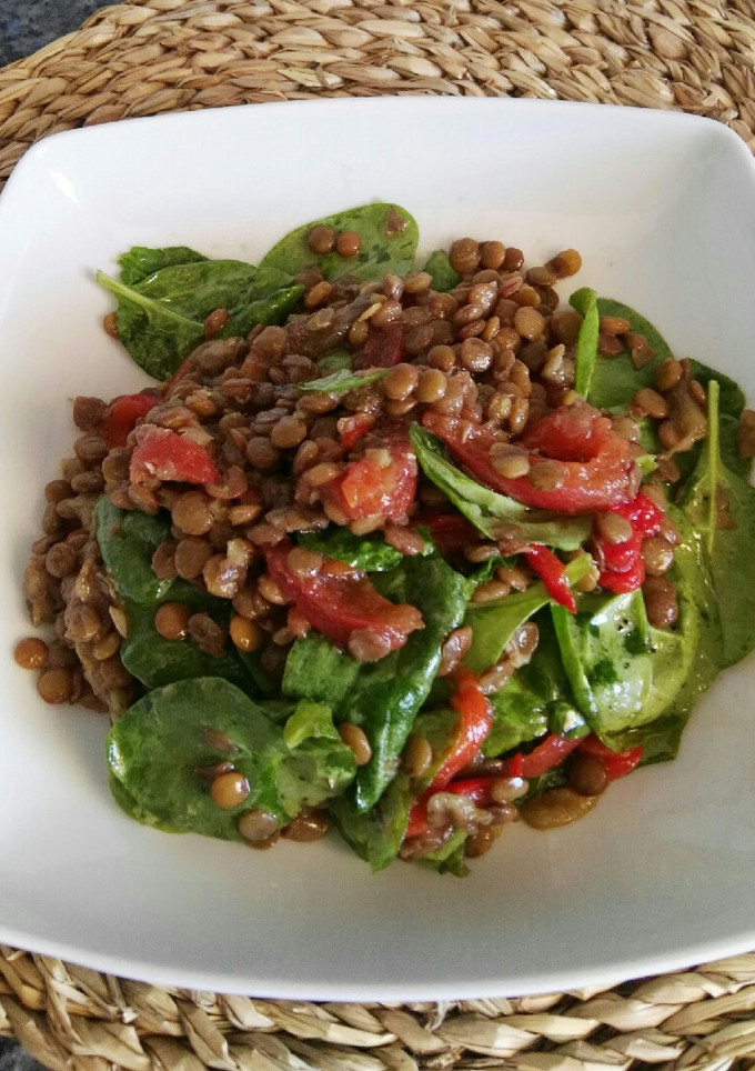 Una foto de Ensalada de lentejas con verduras asadas