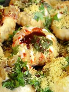 गोल गप्पे की चाट (golgappa ki chaat recipe in Hindi) रेसिपी मुख्य फोटो