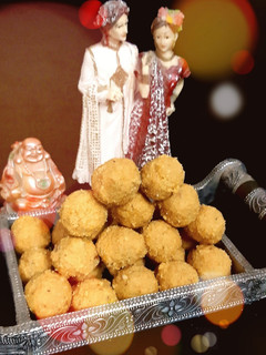 A picture of Sattu Ladoo.