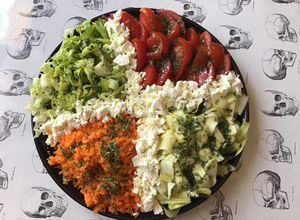 Une photo de Salade de tomates carottes romaine et courgettes à la feta