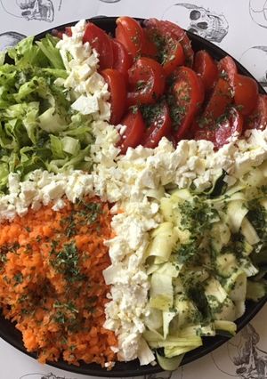 Une photo de Salade de tomates carottes romaine et courgettes à la feta