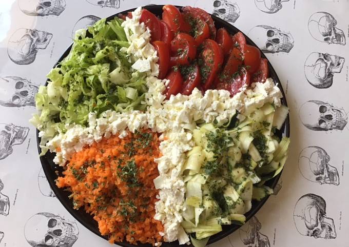 Salade de tomates carottes romaine et courgettes à la feta