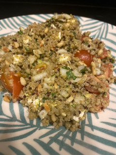 Una foto de Ensalada de quinoa y queso feta al pesto