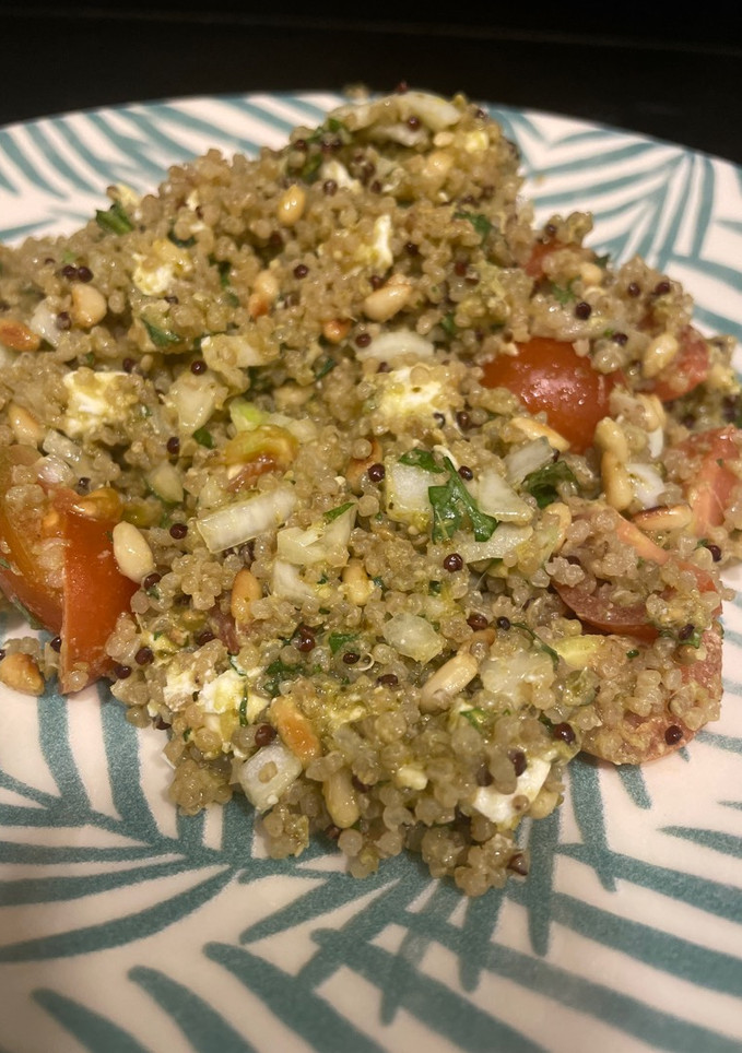 Una foto de Ensalada de quinoa y queso feta al pesto