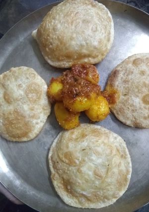 पूरी दम आलू (Puri Dum Aloo recipe in Hindi) रेसिपी मुख्य फोटो