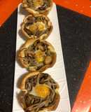 Tartaletas con champiñón, gulas y huevos de codorniz