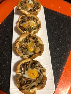 Una foto de Tartaletas con champiñón, gulas y huevos de codorniz