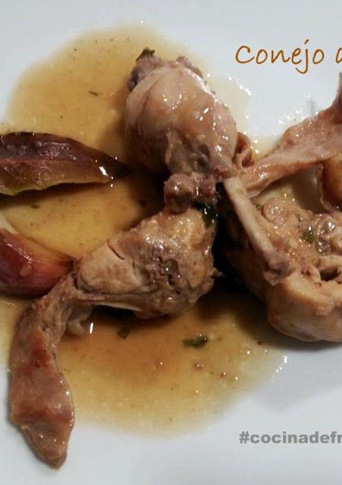 Una foto de Conejo al ajillo
