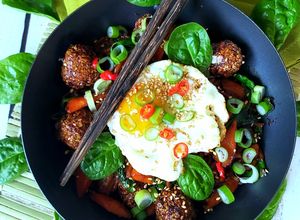 Une photo de Tsukune et nouilles Soba à la Japonaise