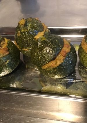 Une photo de Courgettes rondes en cocotte farcies chair à saucisse et épices