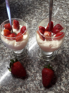 Una foto de Crema chantilly con frutillas