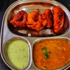 A picture of Ulunthu vadai.