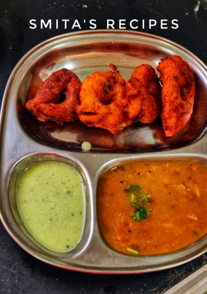 A picture of Ulunthu vadai.