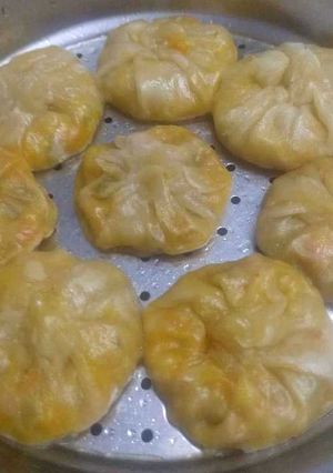 A picture of Momos in rice cooker.