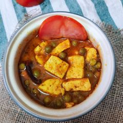 A picture of Matar paneer.