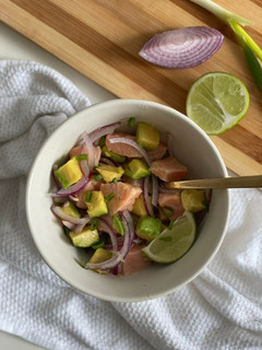 Una foto de Ceviche de salmón