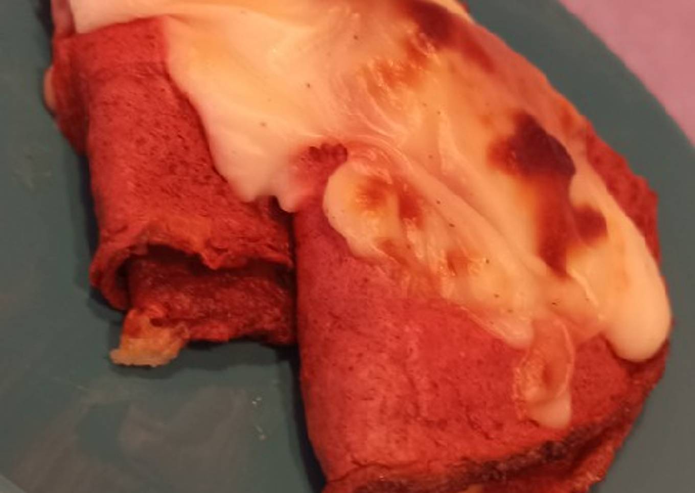 Creps de remolacha con jamón, queso y salsa blanca