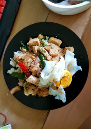 รูปของ กะเพราอกไก่ ไข่ดาวคลีนไมโครเวฟ