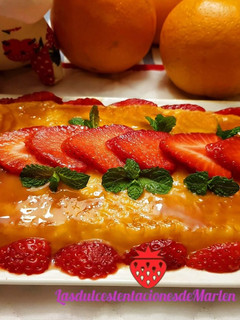 Una foto de Flan de Naranja con Fresas