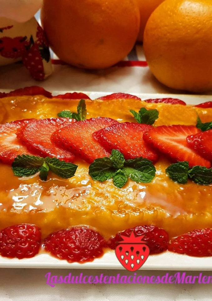 Una foto de Flan de Naranja con Fresas