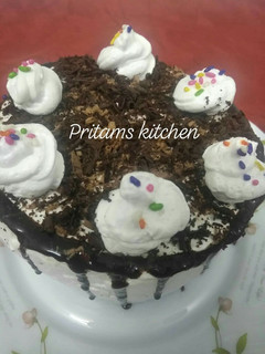 ब्लैक फॉरेस्ट केक (Black forest cake recipe in Hindi) रेसिपी मुख्य फोटो