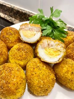 Una foto de Huevos rellenos con bechamel y atún