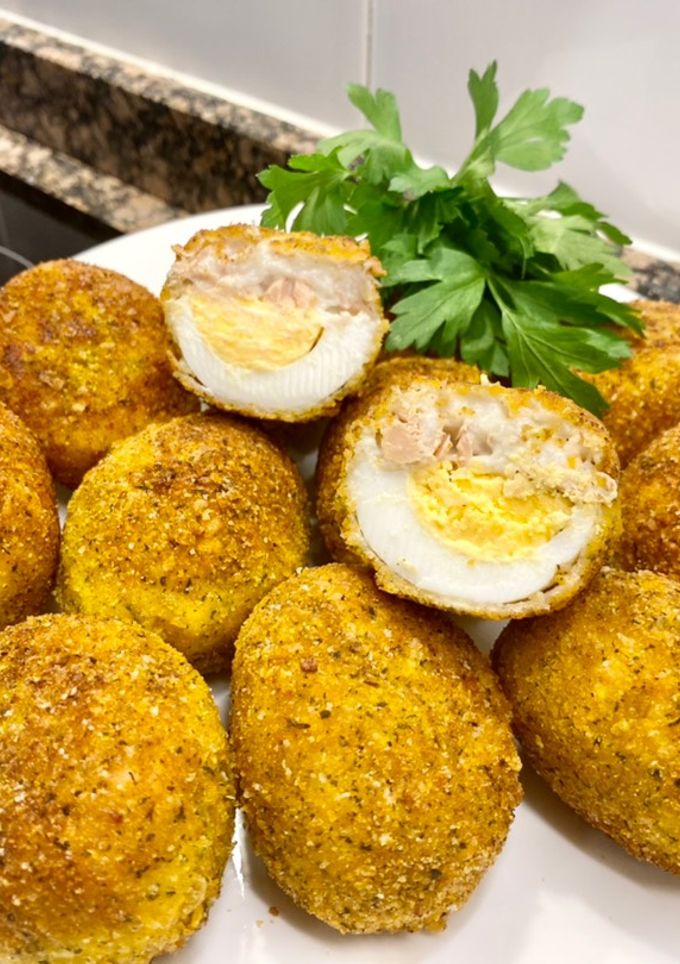 Una foto de Huevos rellenos con bechamel y atún