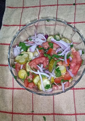 Una foto de Ensalada de pepino encurtido con toque de perejil