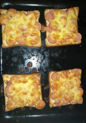A picture of Sausage on bread pizza.