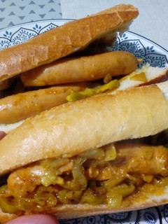 Una foto de Bocadillo de salchichas con salsa🥖