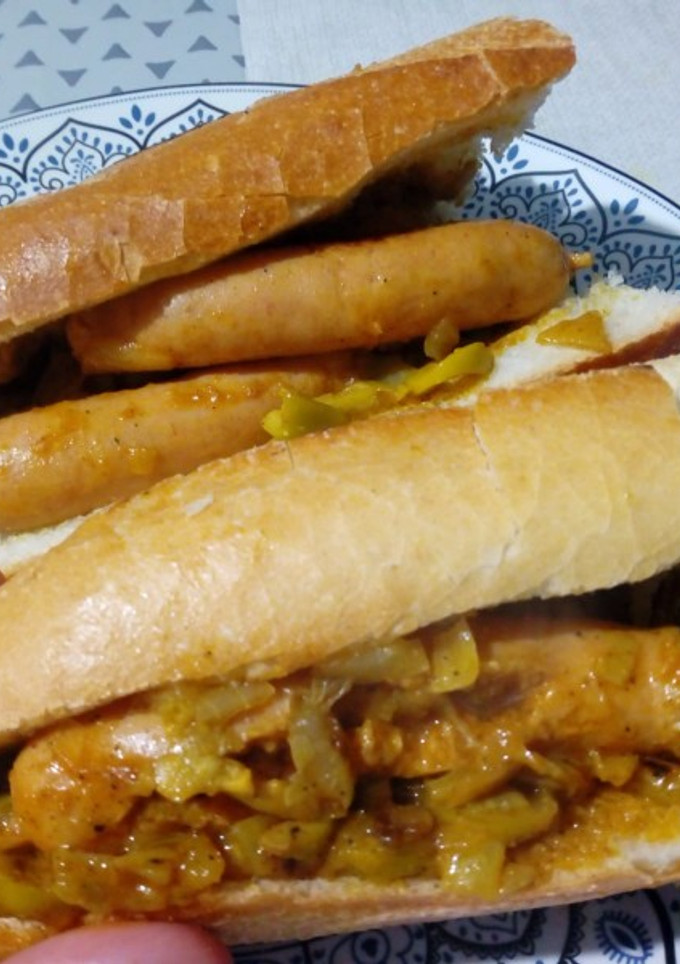 Una foto de Bocadillo de salchichas con salsa🥖