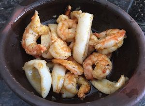 Una foto de Cazuela de mariscos estilo español