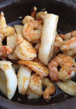Una foto de Cazuela de mariscos estilo español
