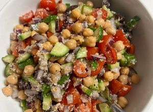 Una foto de Ensalada de garbanzos