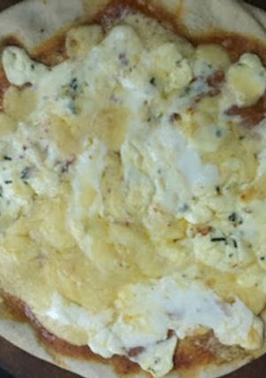 Una foto de Pizza  4 quesos