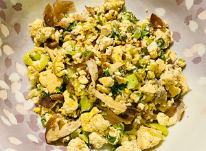 R2飲食 蔬菜炒豆腐碎偽炒飯 的食譜成品照片