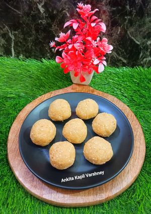 A picture of Til Ke Laddu.