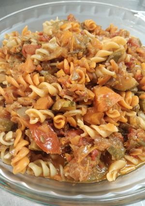 Una foto de Fideos tricolor con verduras mediterránea