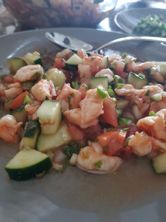Una foto de Ceviche de camarón, estilo peruano