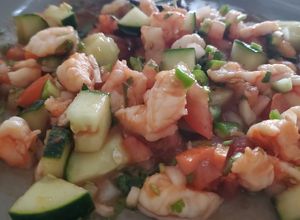 Una foto de Ceviche de camarón, estilo peruano