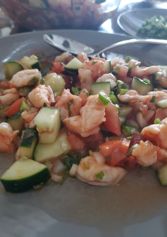 Una foto de Ceviche de camarón, estilo peruano