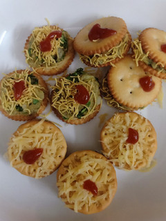 ક્રેકર ટેસ્ટી ચાટ (Cracker Testy Chaat Recipe In Gujarati) રેસીપી મુખ્ય ફોટો