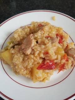 Una foto de Guiso de arroz, patatas y carne