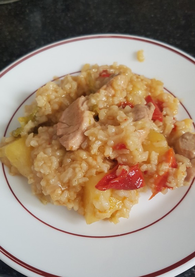 Una foto de Guiso de arroz, patatas y carne