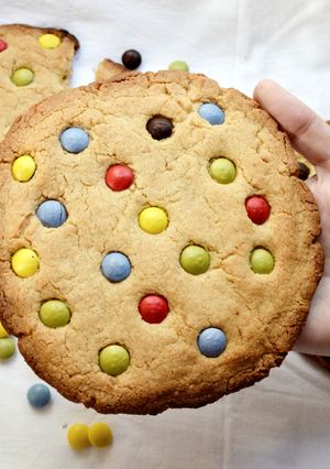 Foto principal de Cookies XXL con mantequilla de cacahuete y Lacasitos