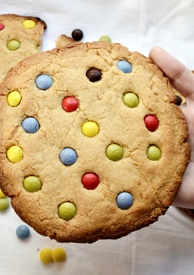 Una foto de Cookies XXL con mantequilla de cacahuete y Lacasitos