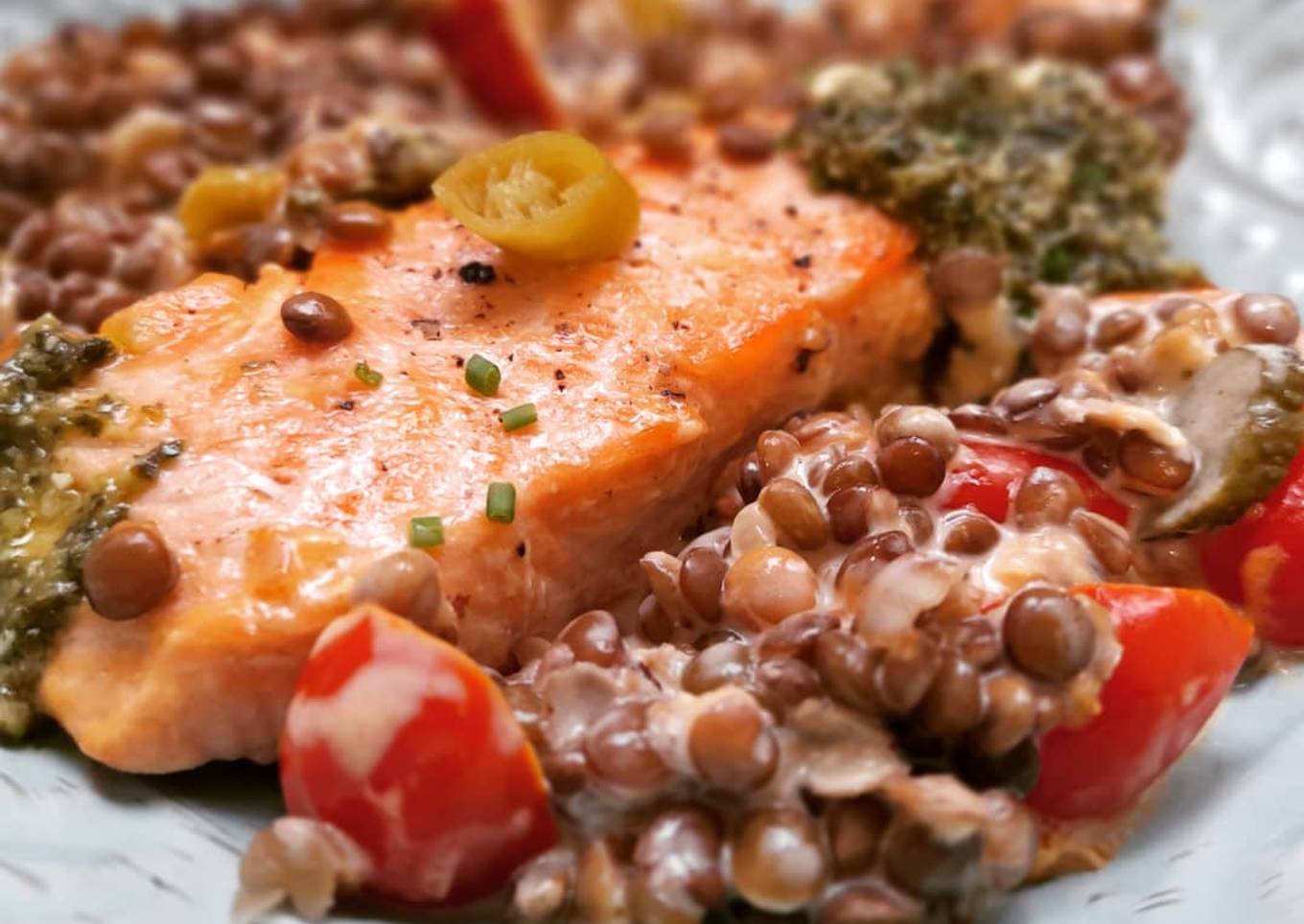 Salmón con lentejas cremosas al curry