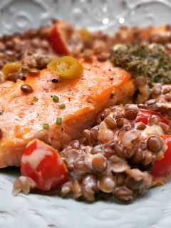 Una foto de Salmón con lentejas cremosas al curry