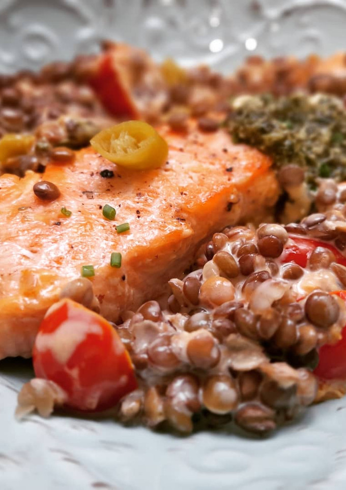 Una foto de Salmón con lentejas cremosas al curry